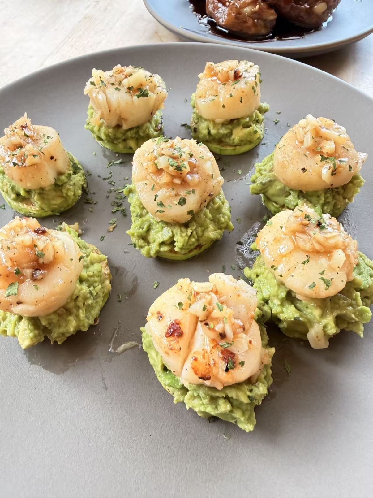 Seared scallops on avocado